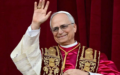 Knicks fan Spike Lee gives Pope Leo XIV a New York Knicks jersey, connecting US sports and the Vatican.
